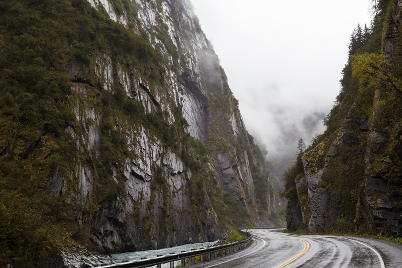 Illustration for article titled The Seward Highway is gorgeous and all...